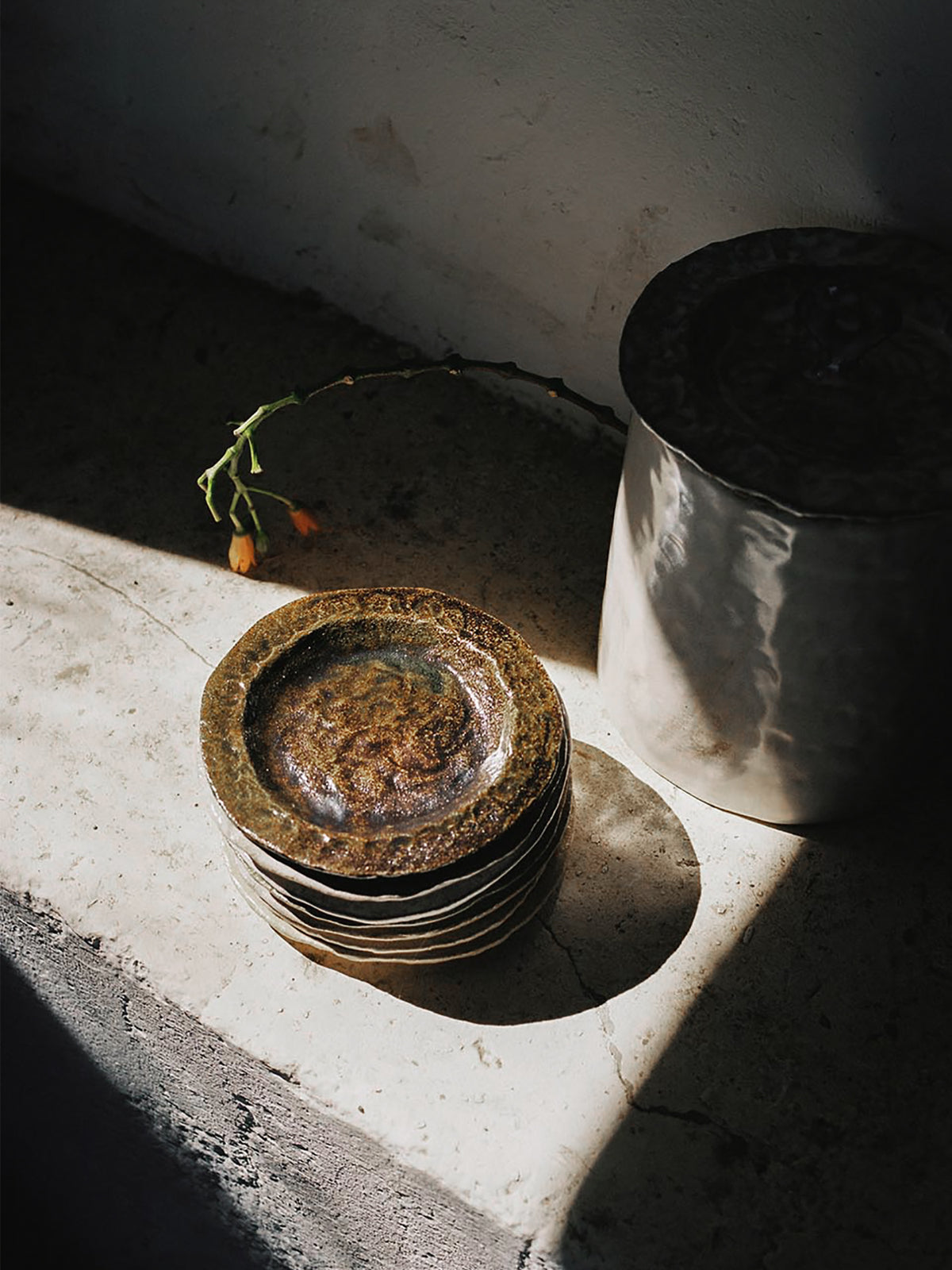 Menut Plate – Bark Brown