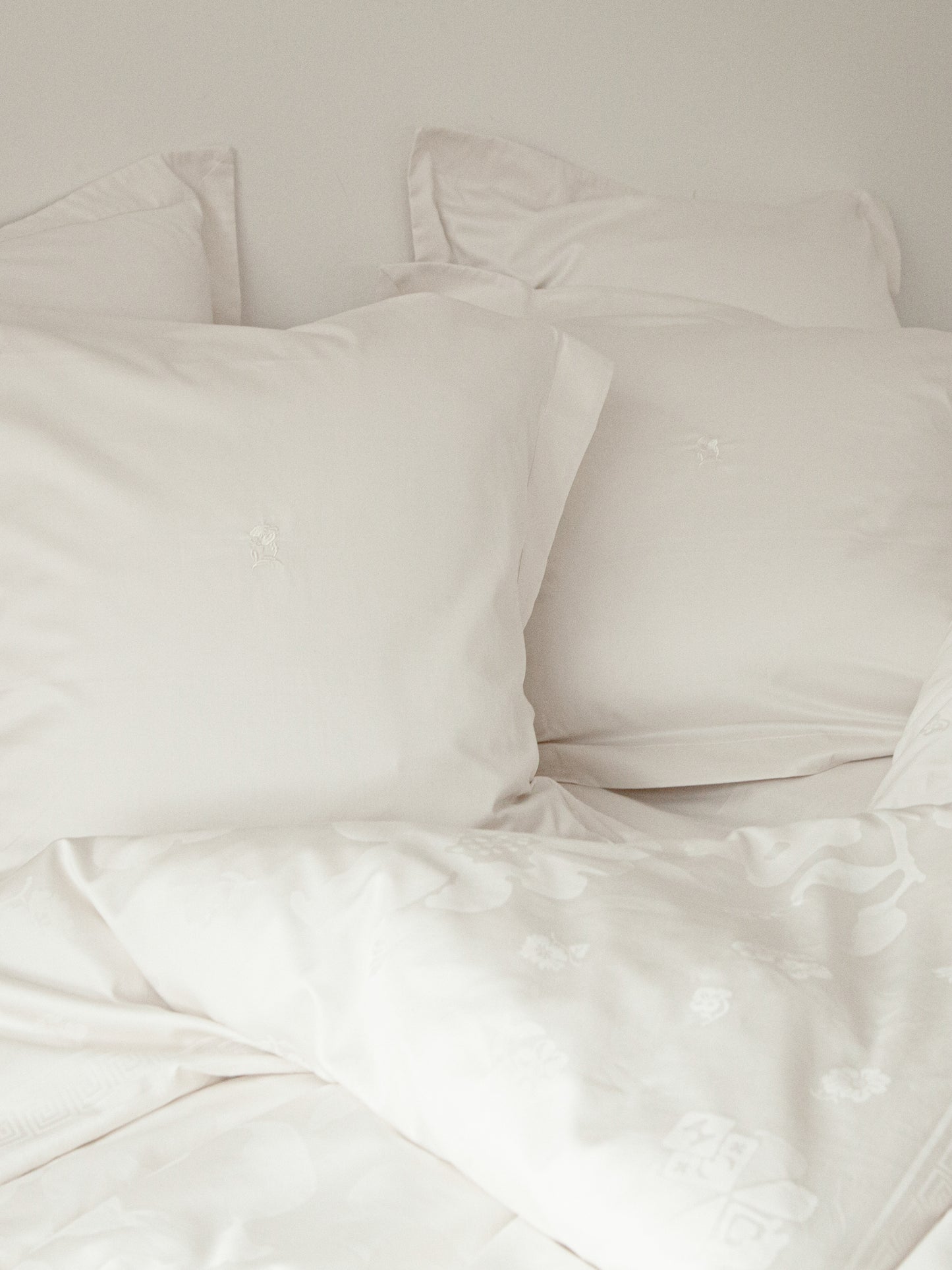 Fountain Blossom Pillowcase – White Chalk
