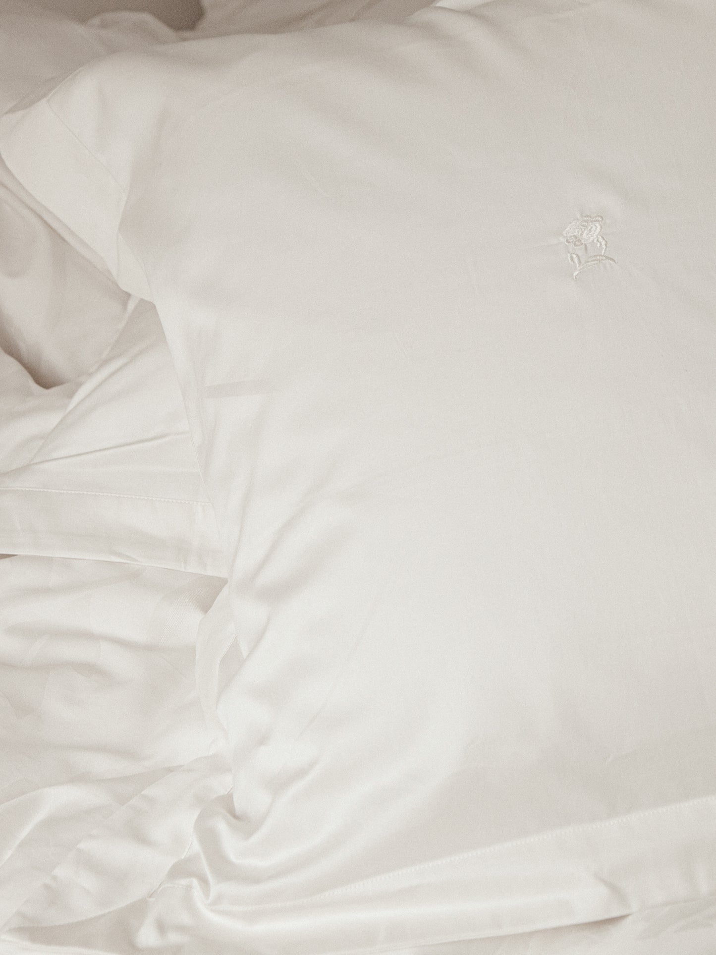 Fountain Blossom Pillowcase – White Chalk
