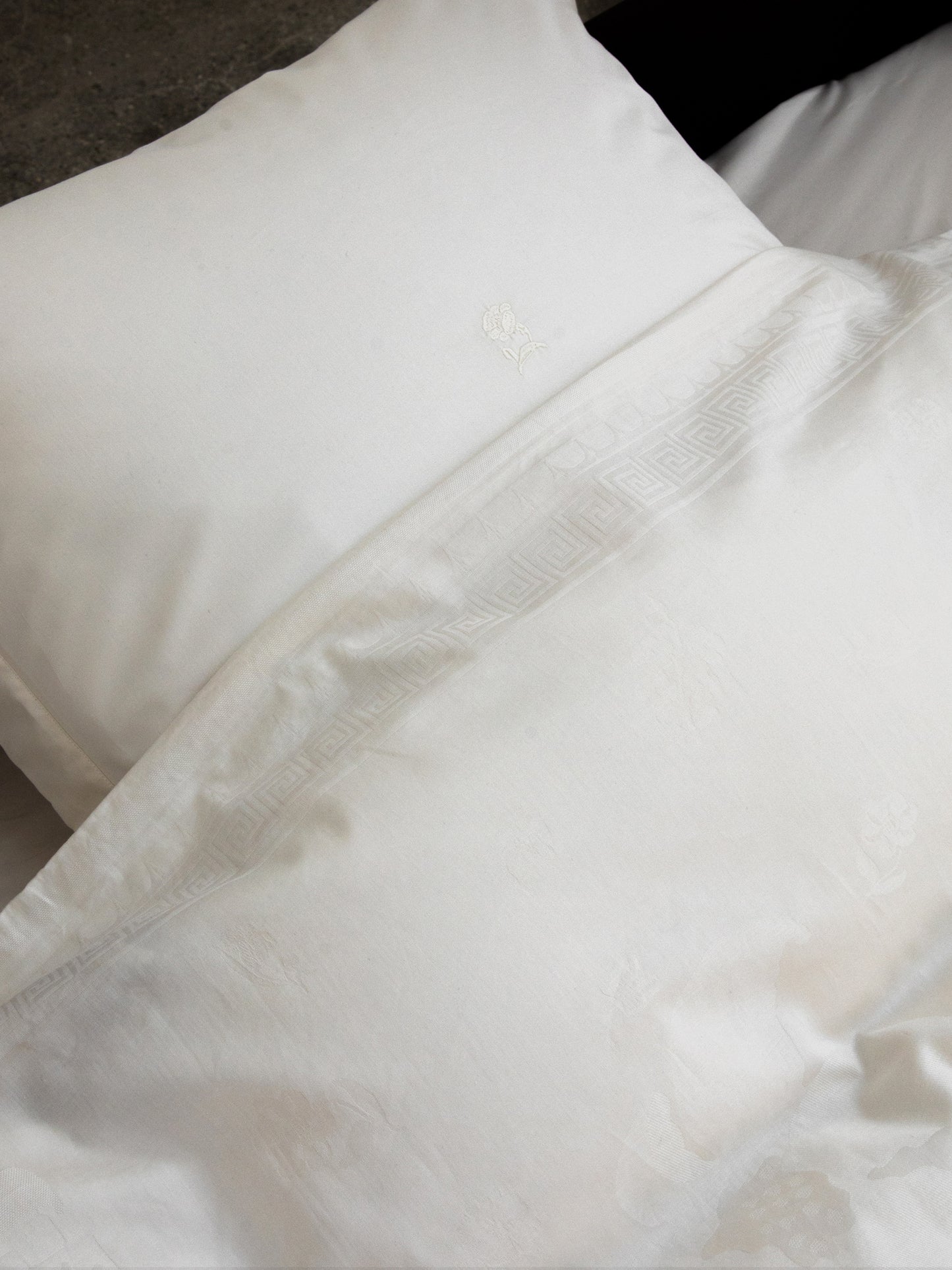 Fountain Blossom Pillowcase – White Chalk