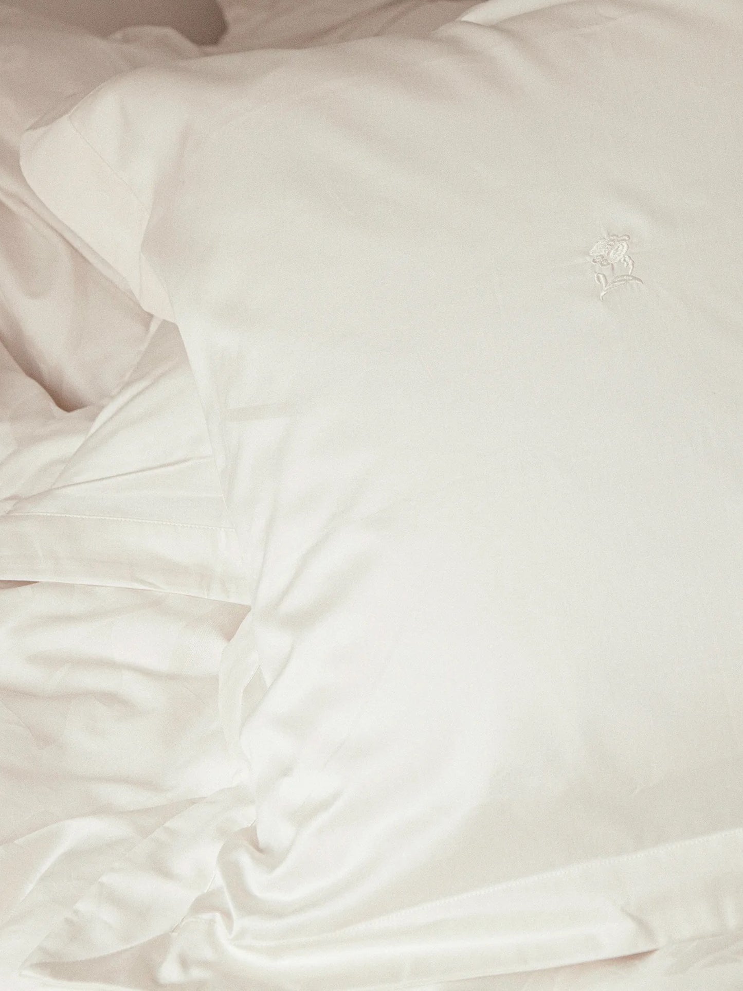 Fountain Blossom Pillowcase – White Chalk
